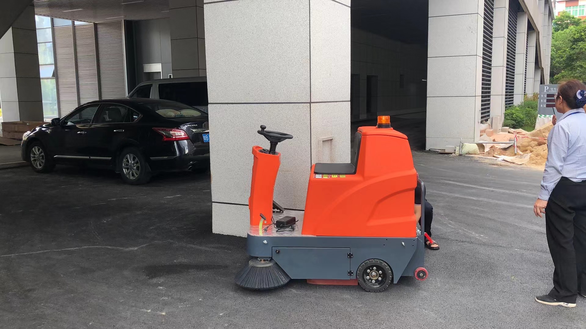 潔臣士掃地車提升工廠園區(qū)日常清掃效率